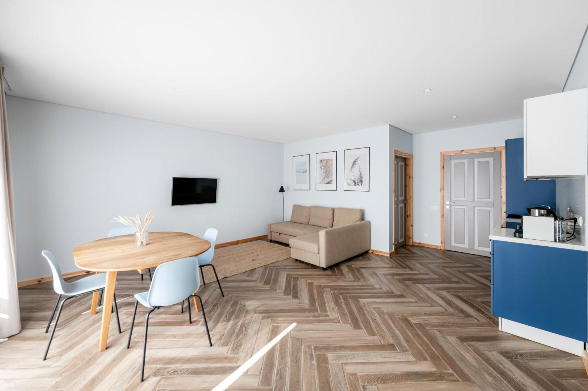 Uz Juru Mariu Juodkrantė Quarto foto